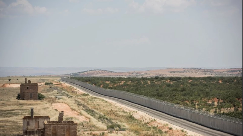Η Τουρκία έκλεισε με φράχτη 764 χλμ τα σύνορά της με τη Συρία (Εικόνες)